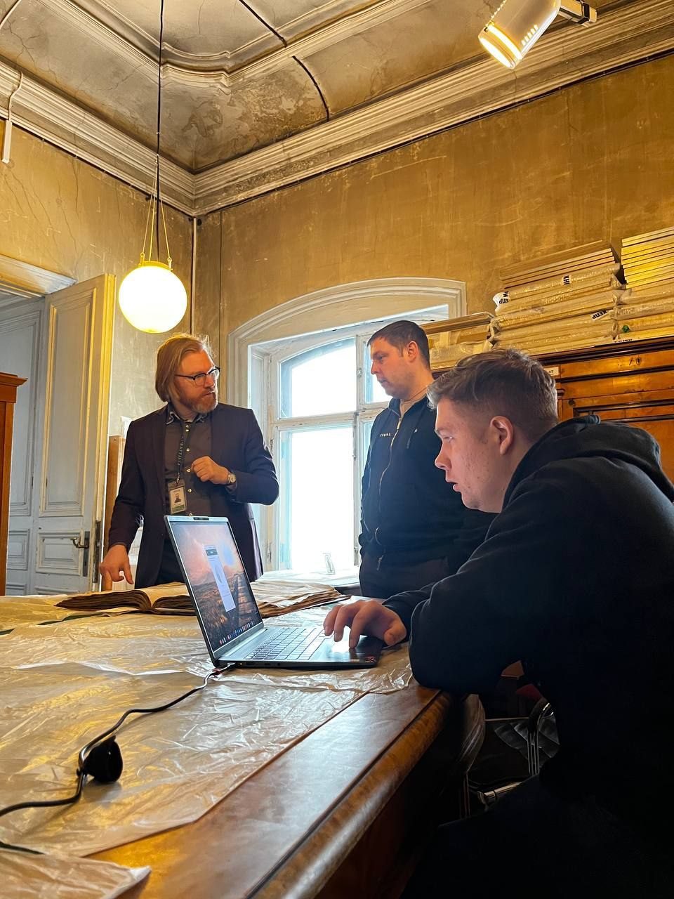 Arts & AI Lab — working session with engravings at the Hermitage